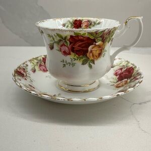 Vintage Royal Albert Old Country Roses Teacup Saucer i